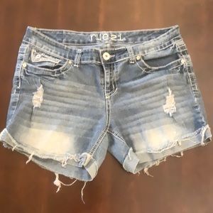 $10 sale - Rue 21 distressed shorts size 13 curvy